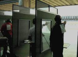 Un participante disparando en la prueba de pistola Standard