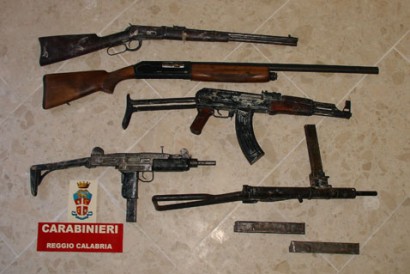 HOLA,aqui os dejo unas fotos de armas incautadas en italia, y que iban a ser usadas para asaltar furgones 71