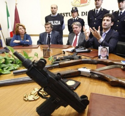 HOLA,aqui os dejo unas fotos de armas incautadas en italia, y que iban a ser usadas para asaltar furgones 120