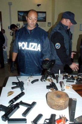 HOLA,aqui os dejo unas fotos de armas incautadas en italia, y que iban a ser usadas para asaltar furgones 160