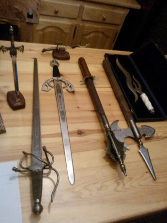 Se vende coleccion de cuchillos, miniaturas y navajas 1 machete de muela, 1 hacha deportiva de muela, 01