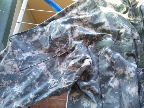 Vendo esta chaqueta reglamentaria del US Army , es de soft shell , se encuentra nueva aunque le he quitado 02