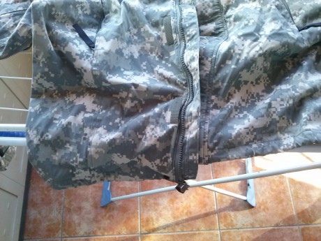 Vendo esta chaqueta reglamentaria del US Army , es de soft shell , se encuentra nueva aunque le he quitado 12