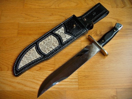 Vendo cuchillo Bowie hecho por encargo, sin uso. Tiene una longitud total de 38 cm., la hoja mide 25,5 30