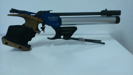 Vendo pistola de aire Mach guns mg1e electrónica del año 2011 con dos cilindros, cacha tamaño M con pasta 02