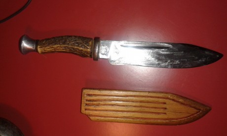 Vendo este cuchillo antiguo, el mango es de asta de ciervo y la funda esta confeccionada en madera ( muy 01