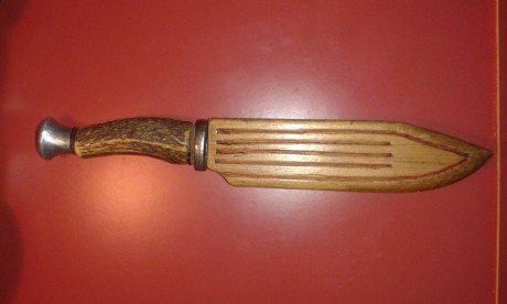 Vendo este cuchillo antiguo, el mango es de asta de ciervo y la funda esta confeccionada en madera ( muy 00