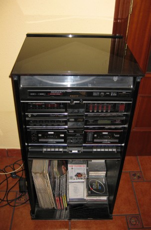 Cadena musical SANYO con plato de discos, radio FM, ecualizador, doble pletina de casette con sistema 02