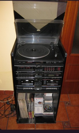 Cadena musical SANYO con plato de discos, radio FM, ecualizador, doble pletina de casette con sistema 01