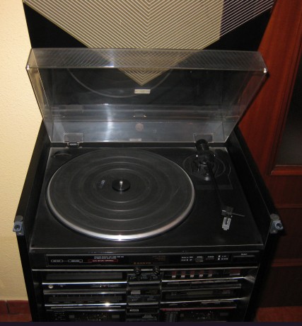 Cadena musical SANYO con plato de discos, radio FM, ecualizador, doble pletina de casette con sistema 00