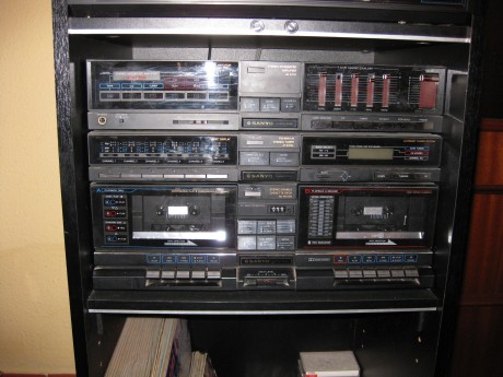 Cadena musical SANYO con plato de discos, radio FM, ecualizador, doble pletina de casette con sistema 11