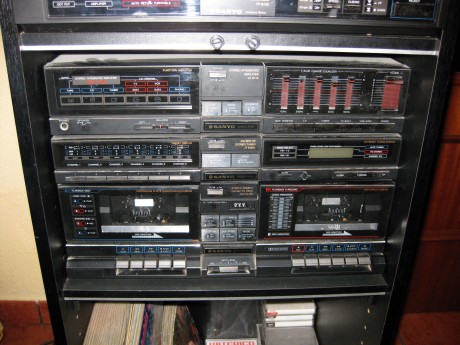Cadena musical SANYO con plato de discos, radio FM, ecualizador, doble pletina de casette con sistema 10
