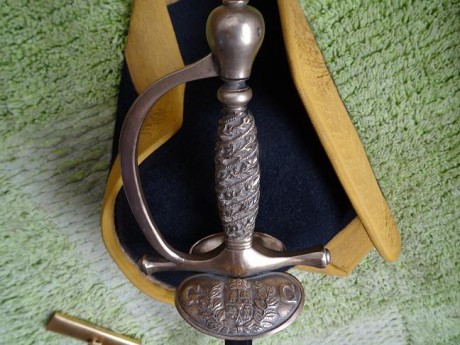 Saludos!!!!...acabo de adquirir una espada de ceñir Mod.1844 para suboficiales de la Guardia Civil.
Aunque 00