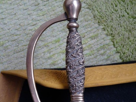 Saludos!!!!...acabo de adquirir una espada de ceñir Mod.1844 para suboficiales de la Guardia Civil.
Aunque 10