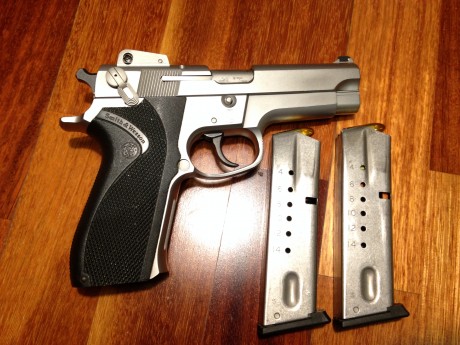 RESERVADA  Smith Wesson 5906. De acero inox, en perfecto estado con dos cargadores. En F.
250€ más portes. 00