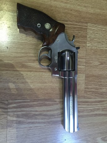 Pues eso, que vendo el revolver está 9,95 sobre 10, muy buen estado, apenas usado, con cachas Colt de 02