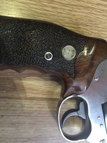 Pues eso, que vendo el revolver está 9,95 sobre 10, muy buen estado, apenas usado, con cachas Colt de 12
