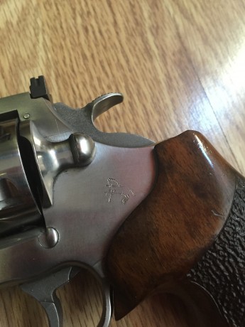 Pues eso, que vendo el revolver está 9,95 sobre 10, muy buen estado, apenas usado, con cachas Colt de 21