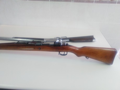 Un buen amigo me pide que le anuncie este  Mauser Persa , en calibre  8 x 57 .
El arma está en excelente 02