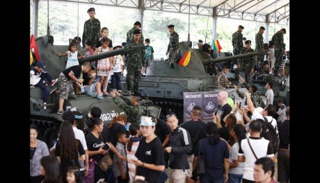 https://www.diariocordoba.com/m/noticias/internacional/tailandia-celebra-dia-nino-acercando-armas-mas-pequenos_1114417.html

Dice: 06