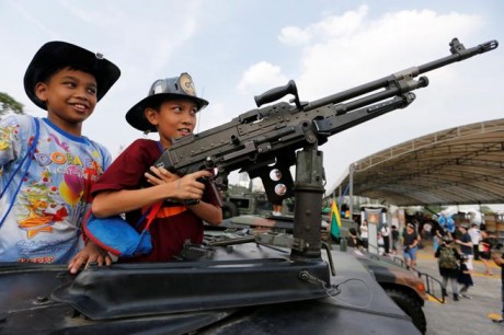 https://www.diariocordoba.com/m/noticias/internacional/tailandia-celebra-dia-nino-acercando-armas-mas-pequenos_1114417.html

Dice: 05