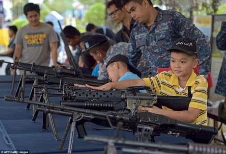 https://www.diariocordoba.com/m/noticias/internacional/tailandia-celebra-dia-nino-acercando-armas-mas-pequenos_1114417.html

Dice: 04