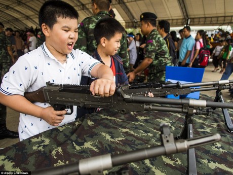 https://www.diariocordoba.com/m/noticias/internacional/tailandia-celebra-dia-nino-acercando-armas-mas-pequenos_1114417.html

Dice: 03