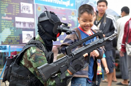 https://www.diariocordoba.com/m/noticias/internacional/tailandia-celebra-dia-nino-acercando-armas-mas-pequenos_1114417.html

Dice: 02