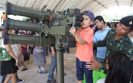 https://www.diariocordoba.com/m/noticias/internacional/tailandia-celebra-dia-nino-acercando-armas-mas-pequenos_1114417.html

Dice: 00