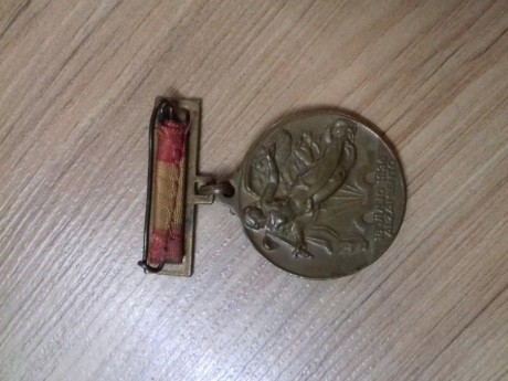 Hola. Lote de 4 medallas españolas
Medalla de Marruecos 1916 en bronce  60
Medalla del alzamiento y victoria 10