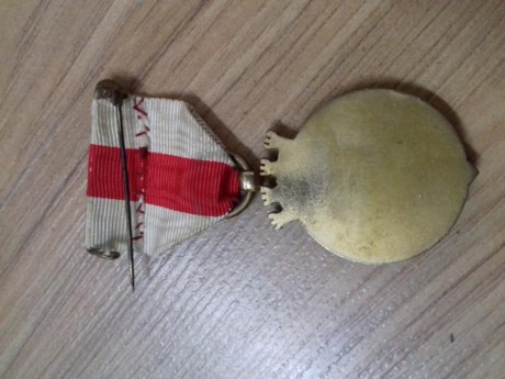 Hola. Lote de 4 medallas españolas
Medalla de Marruecos 1916 en bronce  60
Medalla del alzamiento y victoria 31