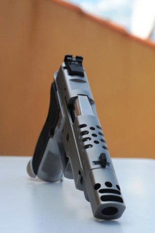 Pistola del Mastershop de Sig Sauer en 9 mm.

Corredera y disparador aligerados.
Disparador "Short 00