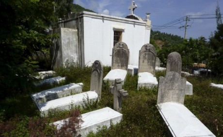 Leyendo por la red...
Me he encontrado con este artículo.
 (fuente:  http://www.elimparcial.es/cultura/un-cementerio-con-tumbas-de-soldados-espaoles-yace-en-el-olvido-en-vietnam-65285.html 00