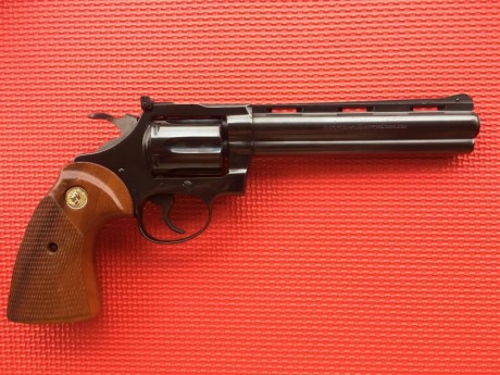 -Hola,
pongo a la venta este revolver Colt Diamondback en perfecto estado y aspecto. Sin apenas uso.Es 00
