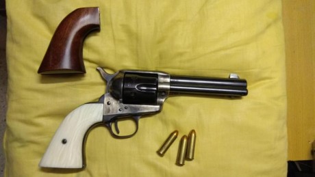 buenas compañeros

 vendo este revolver  uberti cattleman 1873,357 MAGNUM.con sus cachas de madera y las 00