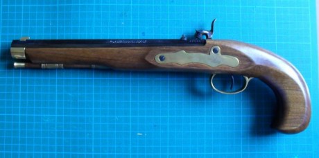 -Hola,
un amigo de Sevilla pone a la venta estas tres armas:

 -Revolver Pietta Colt Cas 1860 Cal.44.
 02