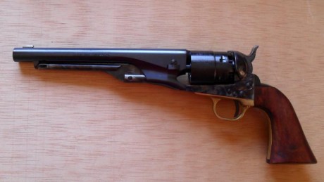 -Hola,
un amigo de Sevilla pone a la venta estas tres armas:

 -Revolver Pietta Colt Cas 1860 Cal.44.
 01