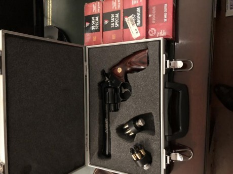 Vendo estupendo y con MUY poco uso, revolver Colt Python 357 Magnum. Con estuche rígido a medida, funda 02