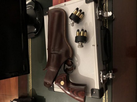 Vendo estupendo y con MUY poco uso, revolver Colt Python 357 Magnum. Con estuche rígido a medida, funda 01