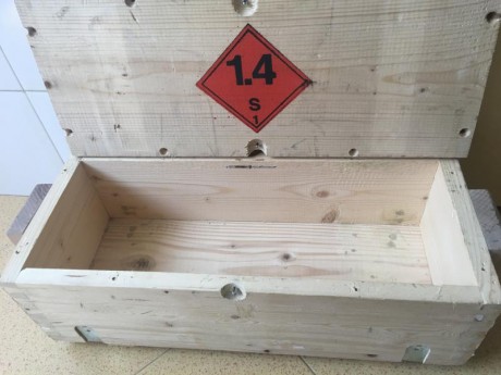 Caja  de madera “vacia”  con su tapa y con asas, transportaban municion del 9 pb  2000 cartuchos, se cierra 01