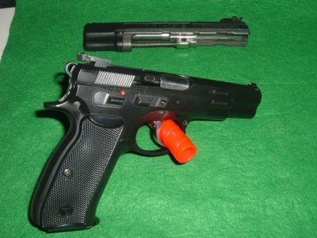Se Vende Pistola combinada con dos calibres 9mm PA y 22lr Kit completo. * * * * * IMPECABLE* * * Cargador 01