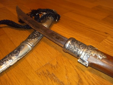 Auténtico cuchillo gumia árabe, traído de Beirut. Hoja oxidada, estado original.

   NUEVO PRECIO: 50€ 01