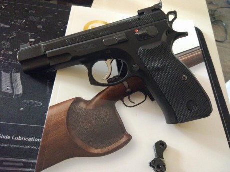 Hola amigos! ya que se muestran tantas armas buenas creo que a los propietarios de una cz 75 se nos tendría 00