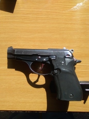 Un amigo tiene en venta esta pistola:  marca Beretta de 9 corto ,14 disparos,dos cargadores,cachas de 01