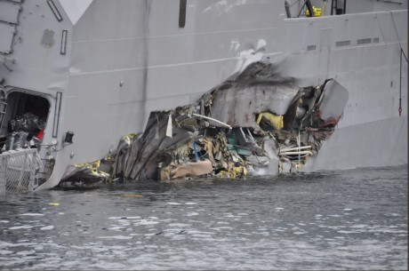 A juzgar por las fotografías, la colisión fue realmente grave, y los daños de la fragata han hecho temer 80