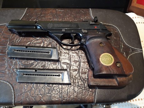Un amigo vende las siguientes armas:
Pistola Springfield 1911 calibre 9 mm parabellum
Revolver Llama calibre 10