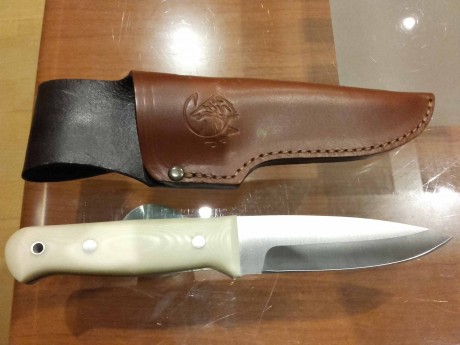 Vendo cuchillo J&V CDA idéntico al modelo Woodlore pero con mango en micarta blanca. Tal vez sea el 02