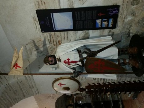 La orden de los Caballeros Templarios:

 http://www.historiareimilitaris.com/index.php/secciones/medieval/666-templarios 40