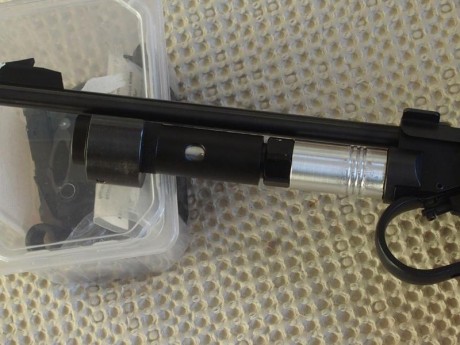 La pistola en cuestion es una Walther CP2 super-precisa con la peculiaridad de que se incluye un adaptador 00