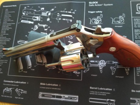 Hola!
tengo este  precioso revolver Smith and Wesson modelo 686 inoxidable de 6" muy bien cuidado,utilizado 00